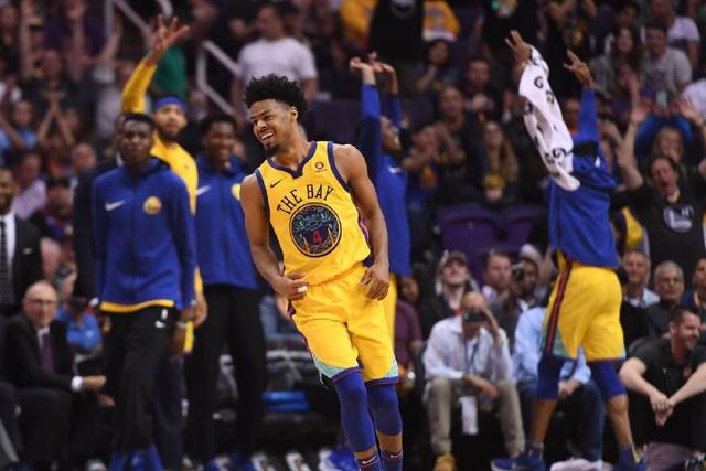 闫鹏飞22+12上海2-1晋级八强 首钢4人被驱逐